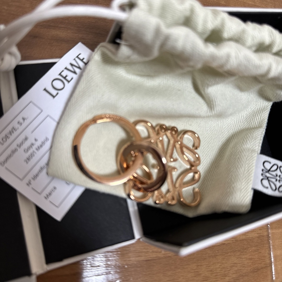 LOEWE(ロエベ)のロエベアナグラムキーリングピンクゴールド新品 レディースのファッション小物(キーホルダー)の商品写真