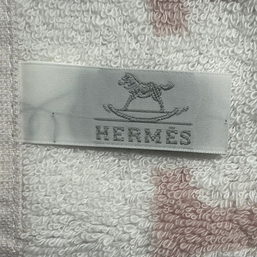 Hermes(エルメス)の未使用新品 エルメス/HERMES 白&ピンク タオル 33㎝x33㎝ 1.6万 レディースのファッション小物(ハンカチ)の商品写真