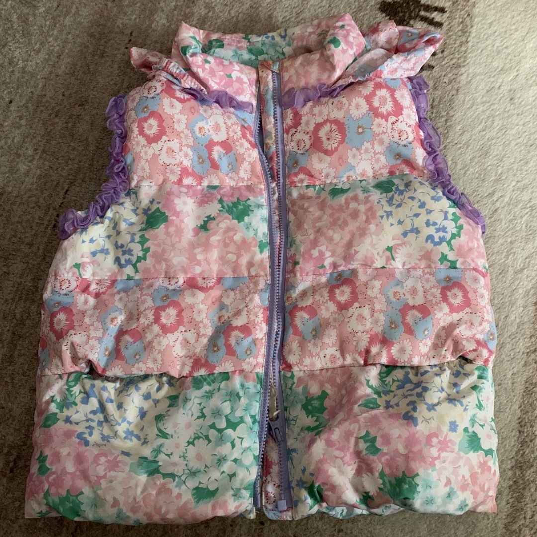 fafa(フェフェ)のフェフェfafa ダウンベスト　マルチフラワー　120 キッズ/ベビー/マタニティのキッズ服女の子用(90cm~)(ジャケット/上着)の商品写真