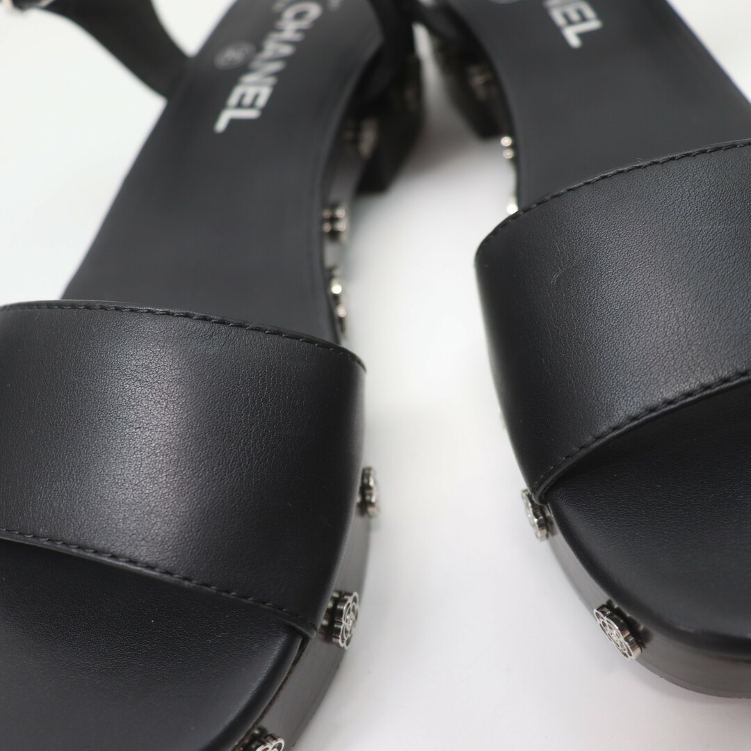 CHANEL(シャネル)のIT4DZ9OG9237 美品 CHANEL シャネル アンクル ストラップ サンダル カメリア 16P レザー ウッド ブラック レディース サイズ 38 レディースの靴/シューズ(サンダル)の商品写真