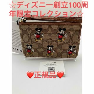 コーチ(COACH)のCOACH【CN033】Disneyコラボ　コーナー ジップ リストレット(ポーチ)