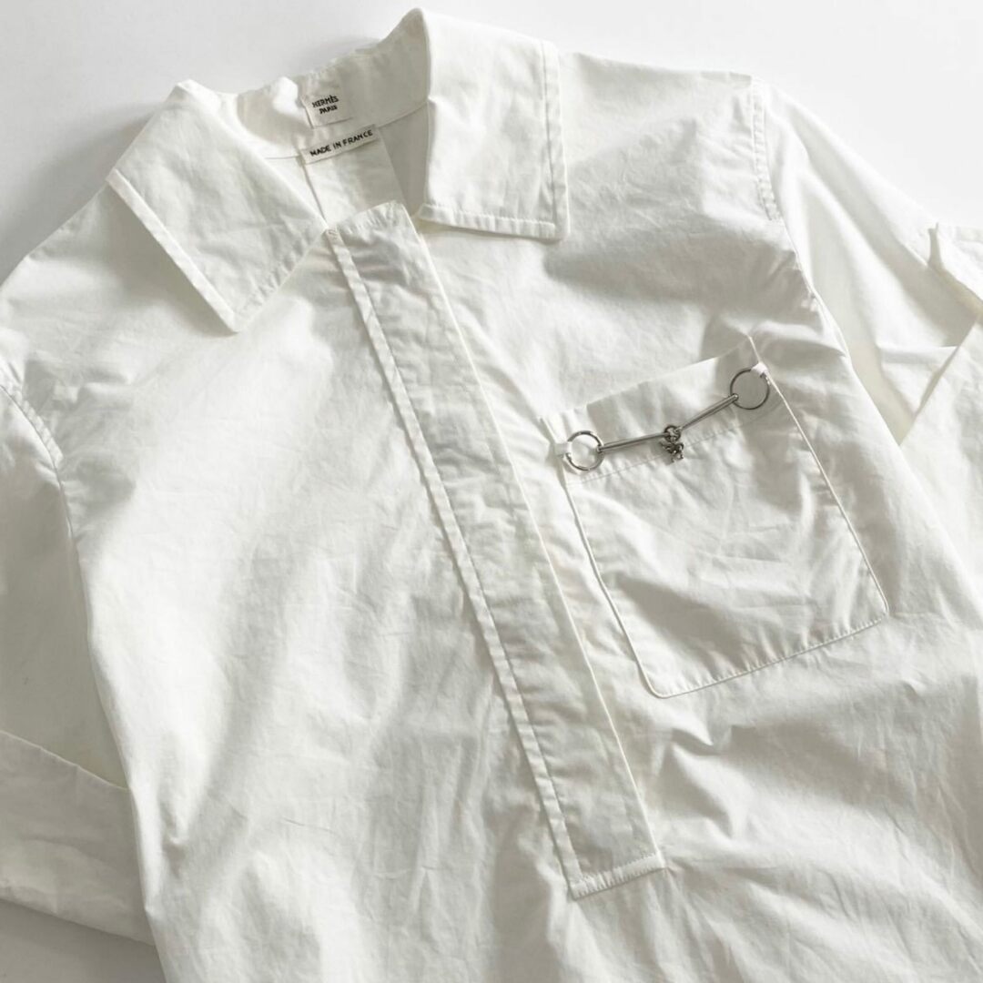 Hermes(エルメス)の58i16 《美品》 22SS HERMES エルメス Mors a Jouet Shirt ホースビット チャーム付き 半袖シャツ ブラウス サイズ34 ホワイト レディース フランス製 レディースのトップス(シャツ/ブラウス(半袖/袖なし))の商品写真