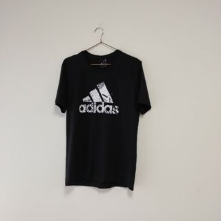 アディダス(adidas)のadidas Tシャツ(Tシャツ/カットソー(半袖/袖なし))