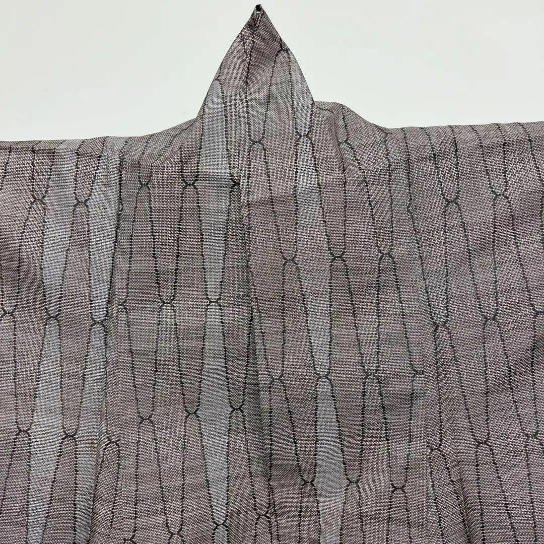 大島紬　泥染　縦に抽象模様の小紋　着物　122w レディースの水着/浴衣(着物)の商品写真