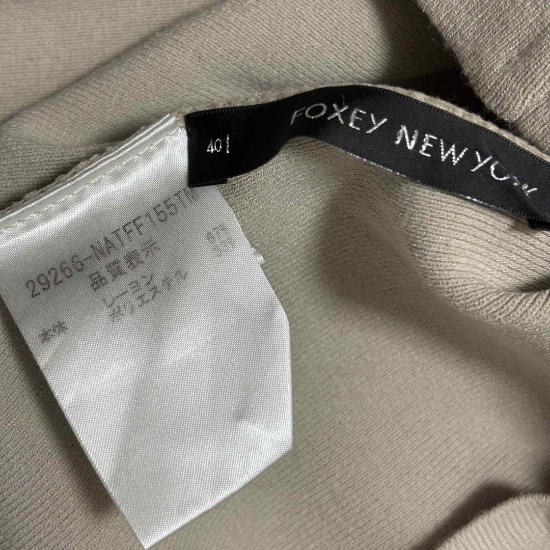 FOXEY(フォクシー)のFOXEY フォクシー　ロゴプレート　襟ありVネックニット7分袖　カットソー レディースのトップス(ニット/セーター)の商品写真