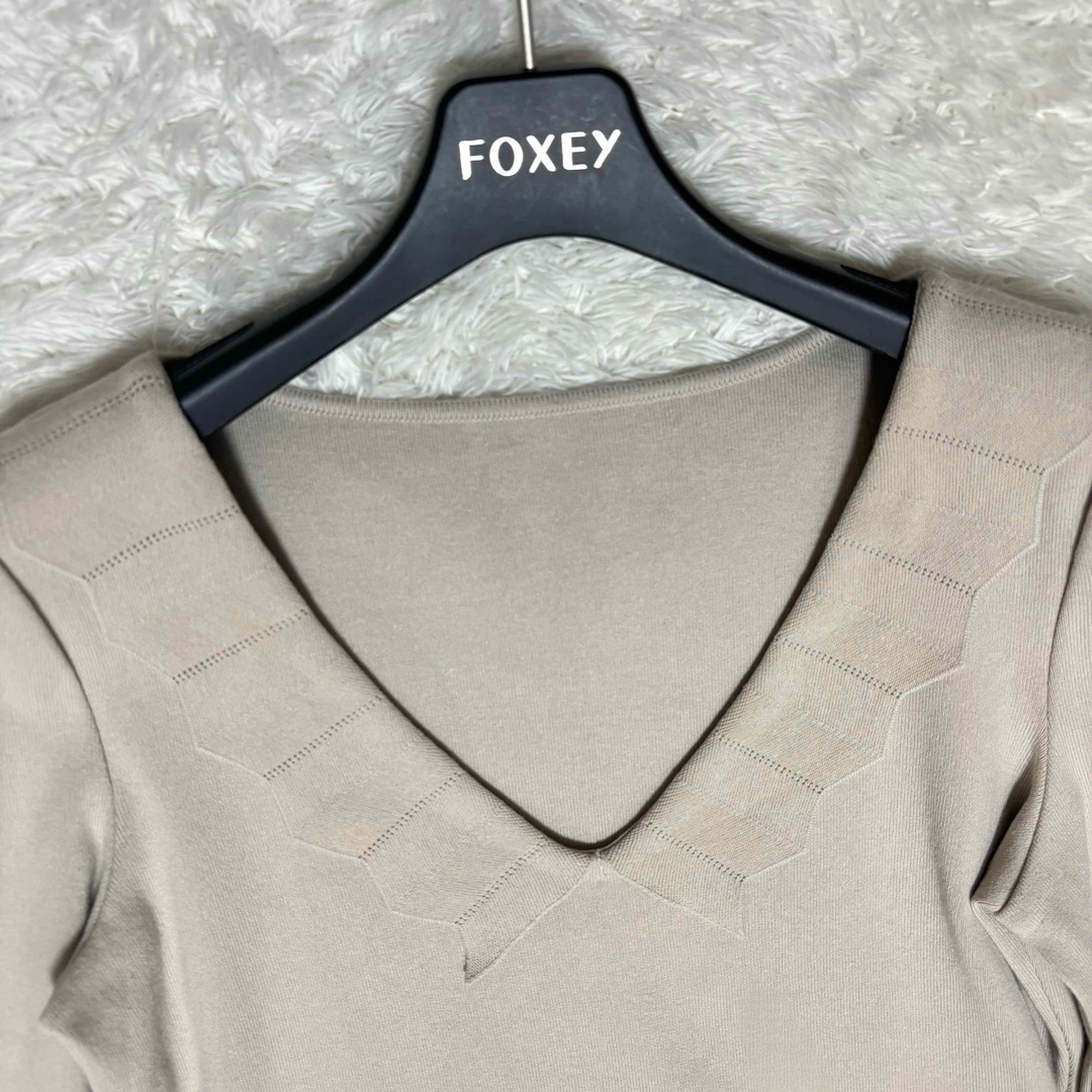 FOXEY(フォクシー)のFOXEY フォクシー　ロゴプレート　襟ありVネックニット7分袖　カットソー レディースのトップス(ニット/セーター)の商品写真