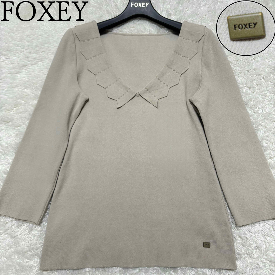 FOXEY(フォクシー)のFOXEY フォクシー　ロゴプレート　襟ありVネックニット7分袖　カットソー レディースのトップス(ニット/セーター)の商品写真