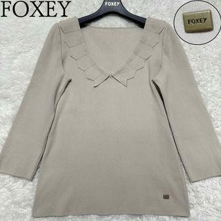 フォクシー(FOXEY)のFOXEY フォクシー　ロゴプレート　襟ありVネックニット7分袖　カットソー(ニット/セーター)