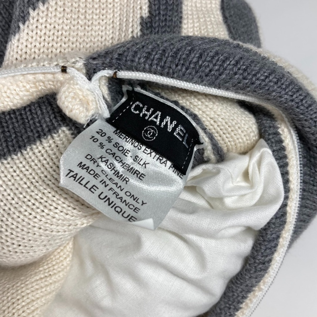 CHANEL(シャネル)のシャネル CHANEL ダブル フェイス CC ココマーク ピロー 枕 インテリア ニット バイカラー クッション ウール/カシミヤ ホワイトxグレー インテリア/住まい/日用品のインテリア小物(クッション)の商品写真