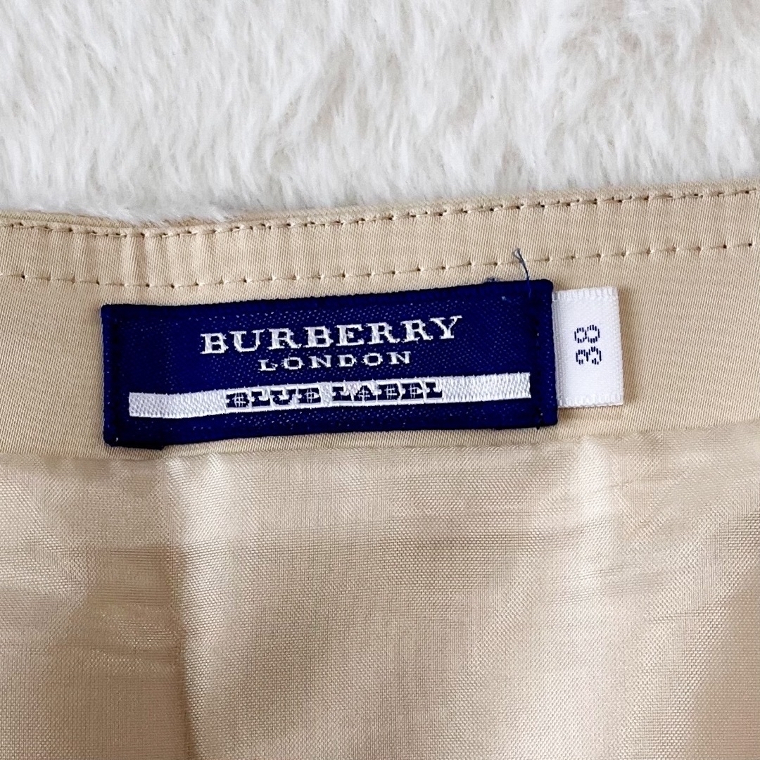 BURBERRY BLUE LABEL(バーバリーブルーレーベル)のバーバリーロンドン　ブルーレーベル　膝丈スカート　アイボリー　無地　前ファスナー レディースのスカート(ひざ丈スカート)の商品写真