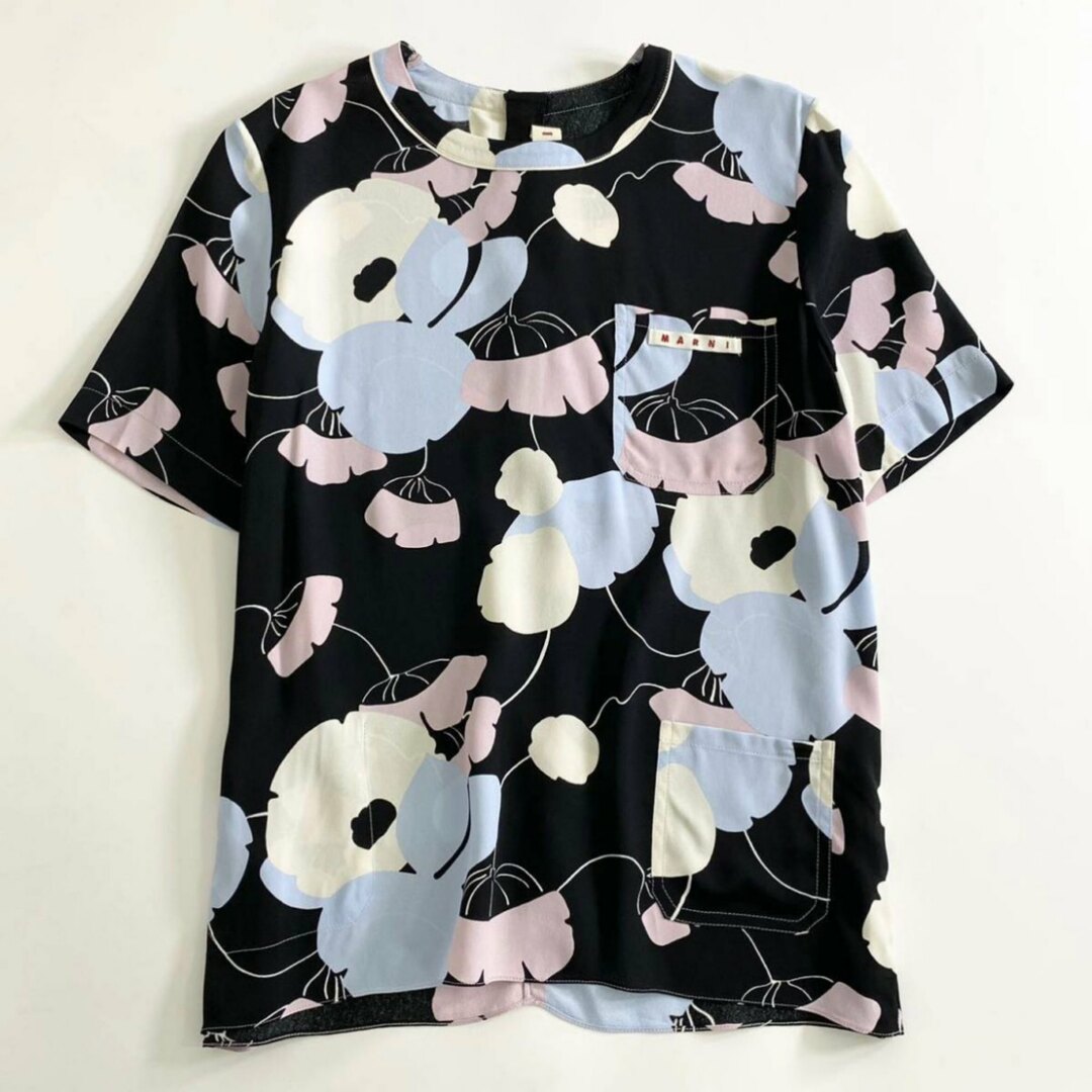 Marni(マルニ)の55i5  《美品》 MARNI マルニ 半袖カットソー Tシャツ ブラウス トップス 花柄 ロゴ胸元ポケット サイズ40 マルチカラー レーヨン100％ レディース レディースのトップス(カットソー(半袖/袖なし))の商品写真