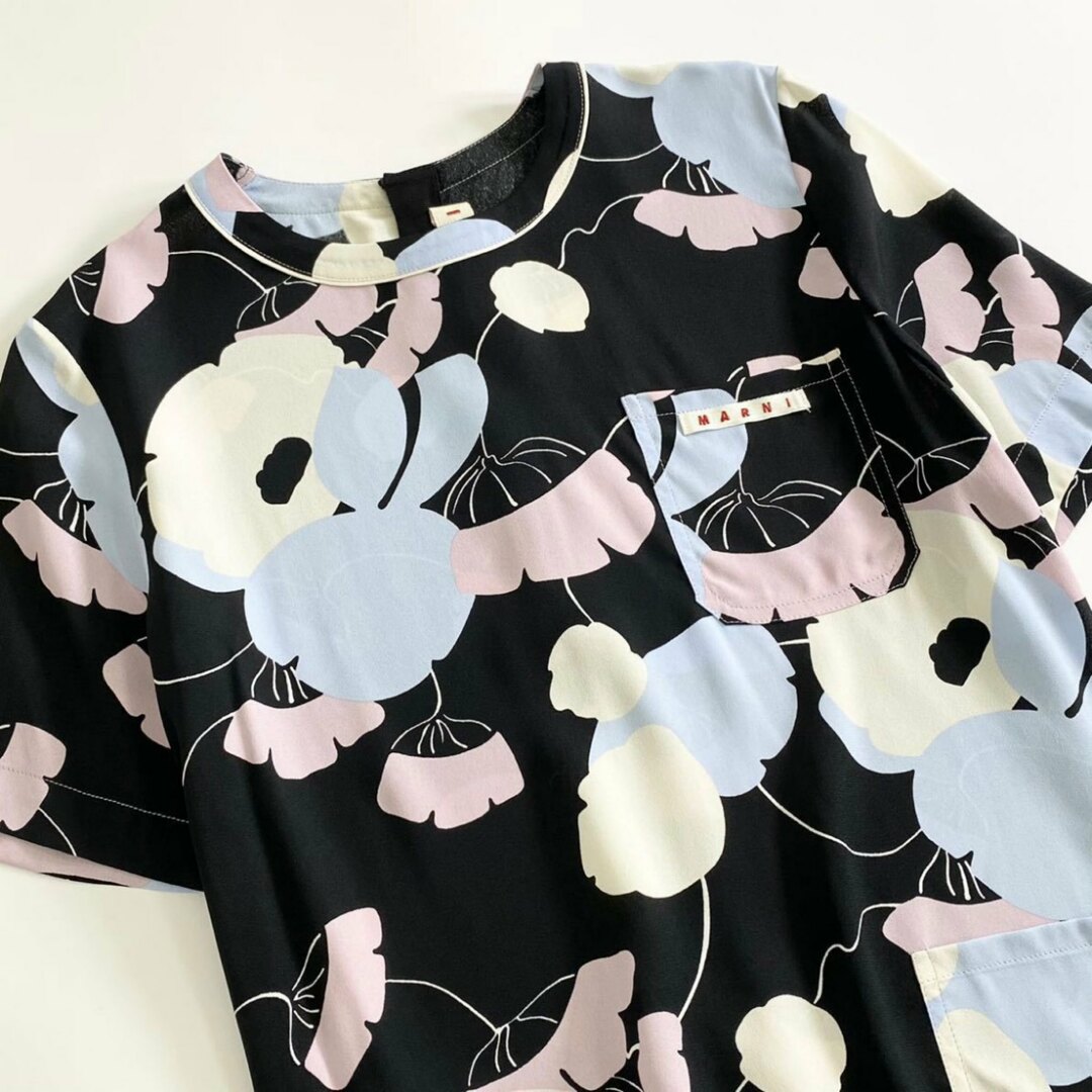 Marni(マルニ)の55i5  《美品》 MARNI マルニ 半袖カットソー Tシャツ ブラウス トップス 花柄 ロゴ胸元ポケット サイズ40 マルチカラー レーヨン100％ レディース レディースのトップス(カットソー(半袖/袖なし))の商品写真