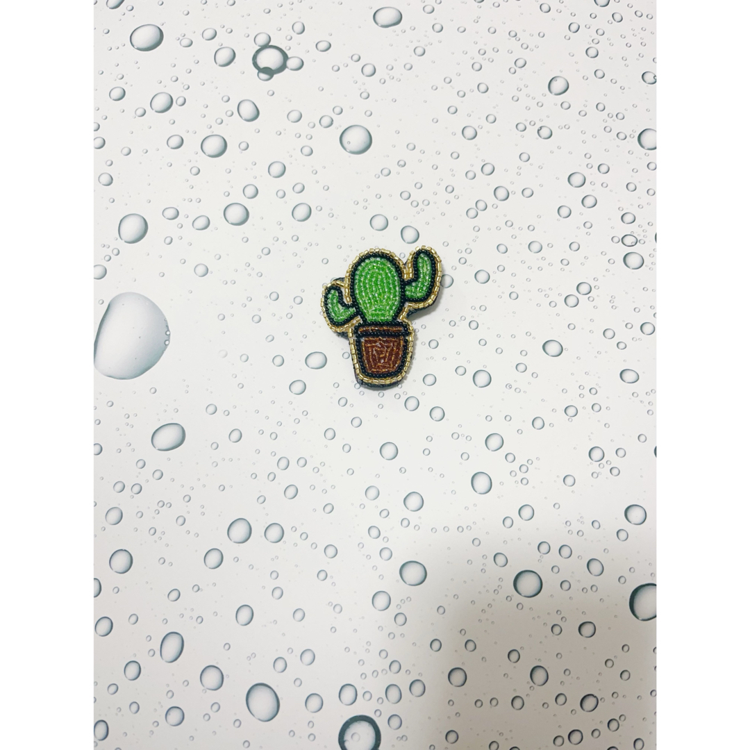 サボテン🌵ビーズ刺繍ブローチ ハンドメイドのアクセサリー(コサージュ/ブローチ)の商品写真