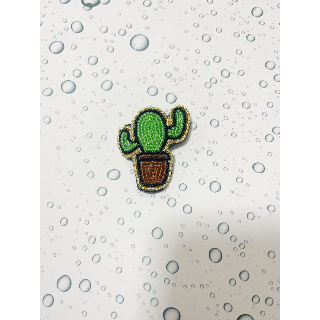 サボテン🌵ビーズ刺繍ブローチ ハンドメイドのアクセサリー(コサージュ/ブローチ)の商品写真