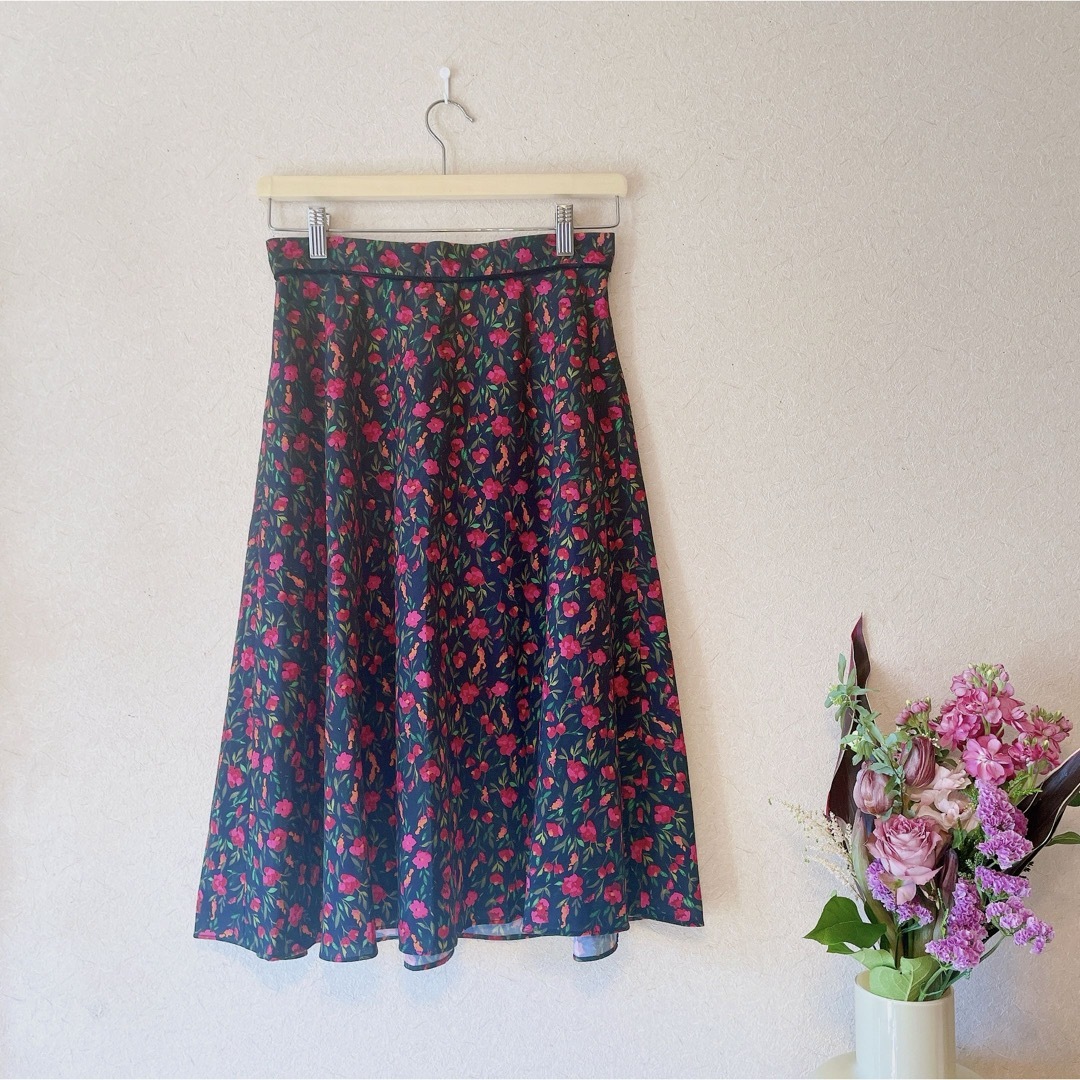 anatelier(アナトリエ)の小花柄スカート　新品　タグ付き　花柄　ブラック　ピンク レディースのスカート(ひざ丈スカート)の商品写真