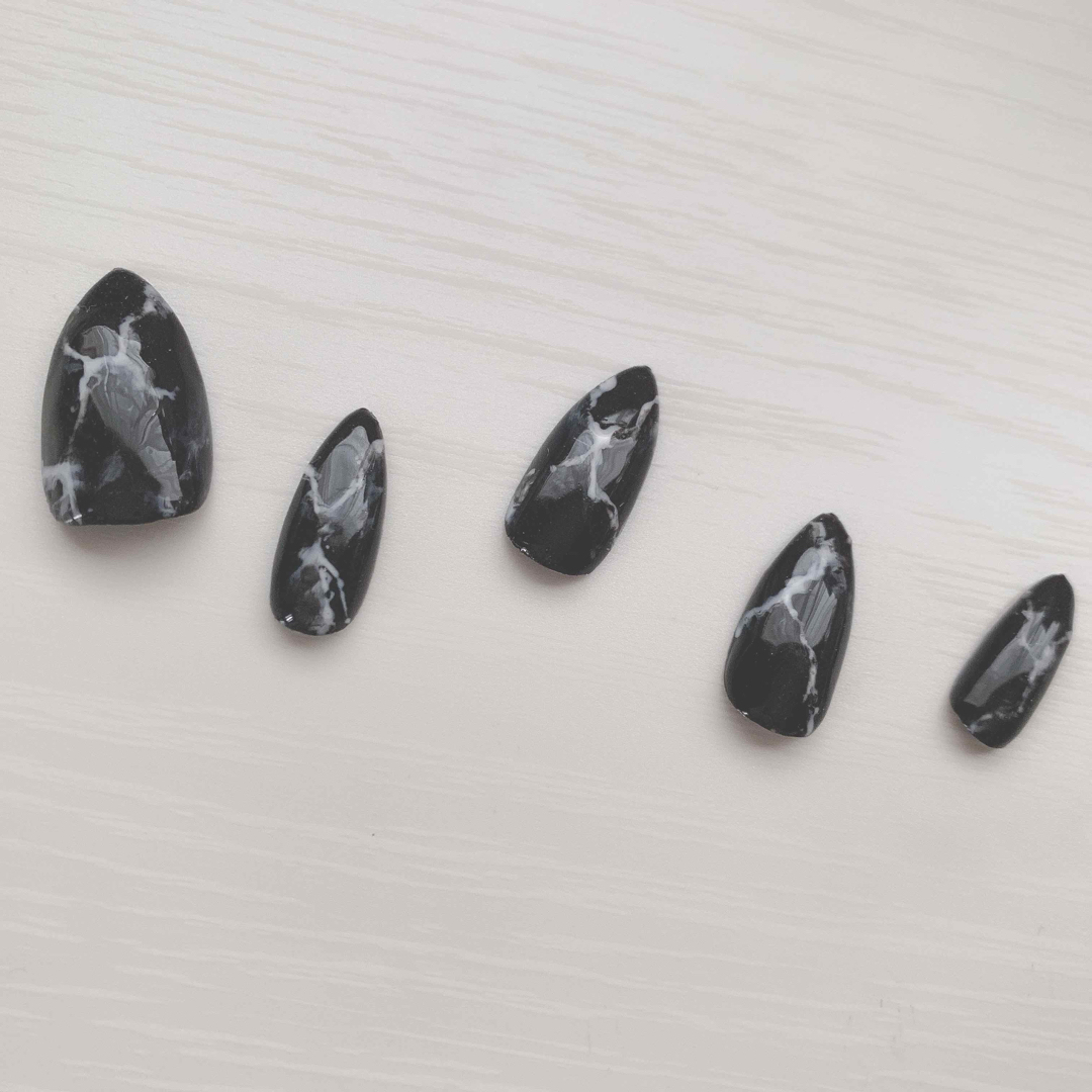 Black marble nail コスメ/美容のネイル(つけ爪/ネイルチップ)の商品写真