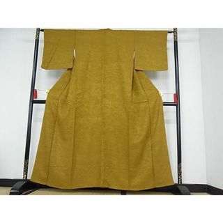 平和屋-こころ店■お召　吉祥花地紋　色無地　櫨染色　着丈152.5cm　裄丈63cm　正絹　逸品　A-cs7321(着物)