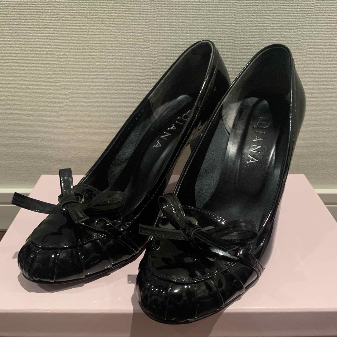 DIANA(ダイアナ)のDIANA ダイアナ エナメルパンプス ブラック 黒 リボン レディースの靴/シューズ(ハイヒール/パンプス)の商品写真