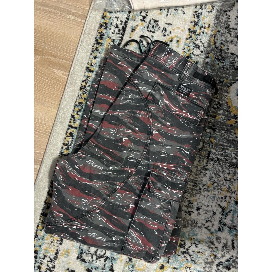 Supreme(シュプリーム)のSupreme Cargo Pant "Red Tiger Camo"36 メンズのパンツ(ワークパンツ/カーゴパンツ)の商品写真