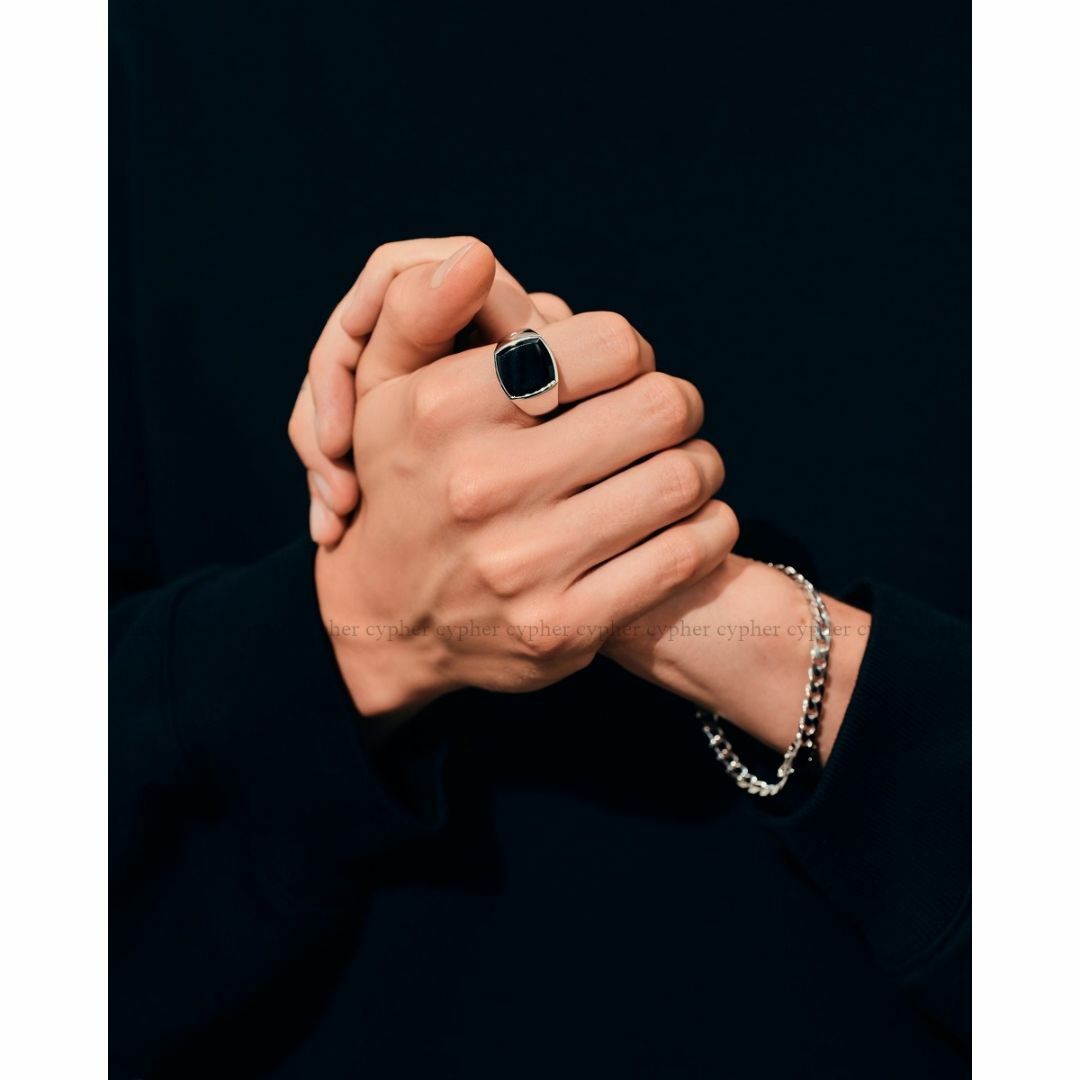 TOM WOOD(トムウッド)の64 23号 新品 トムウッド クッション リング ブラック オニキス シルバー メンズのアクセサリー(リング(指輪))の商品写真