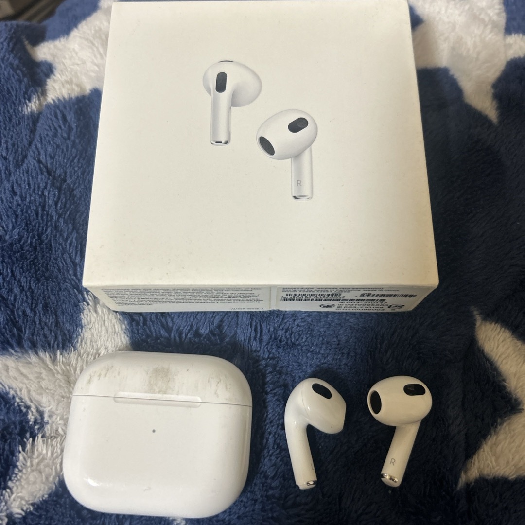 Apple(アップル)のアップル AirPods 第3世代 MME73J/A スマホ/家電/カメラのオーディオ機器(ヘッドフォン/イヤフォン)の商品写真