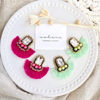 全2色 カラフル ビジュー ビーズ刺繍×フリンジ タッセル ピアス/イヤリング(ピアス)