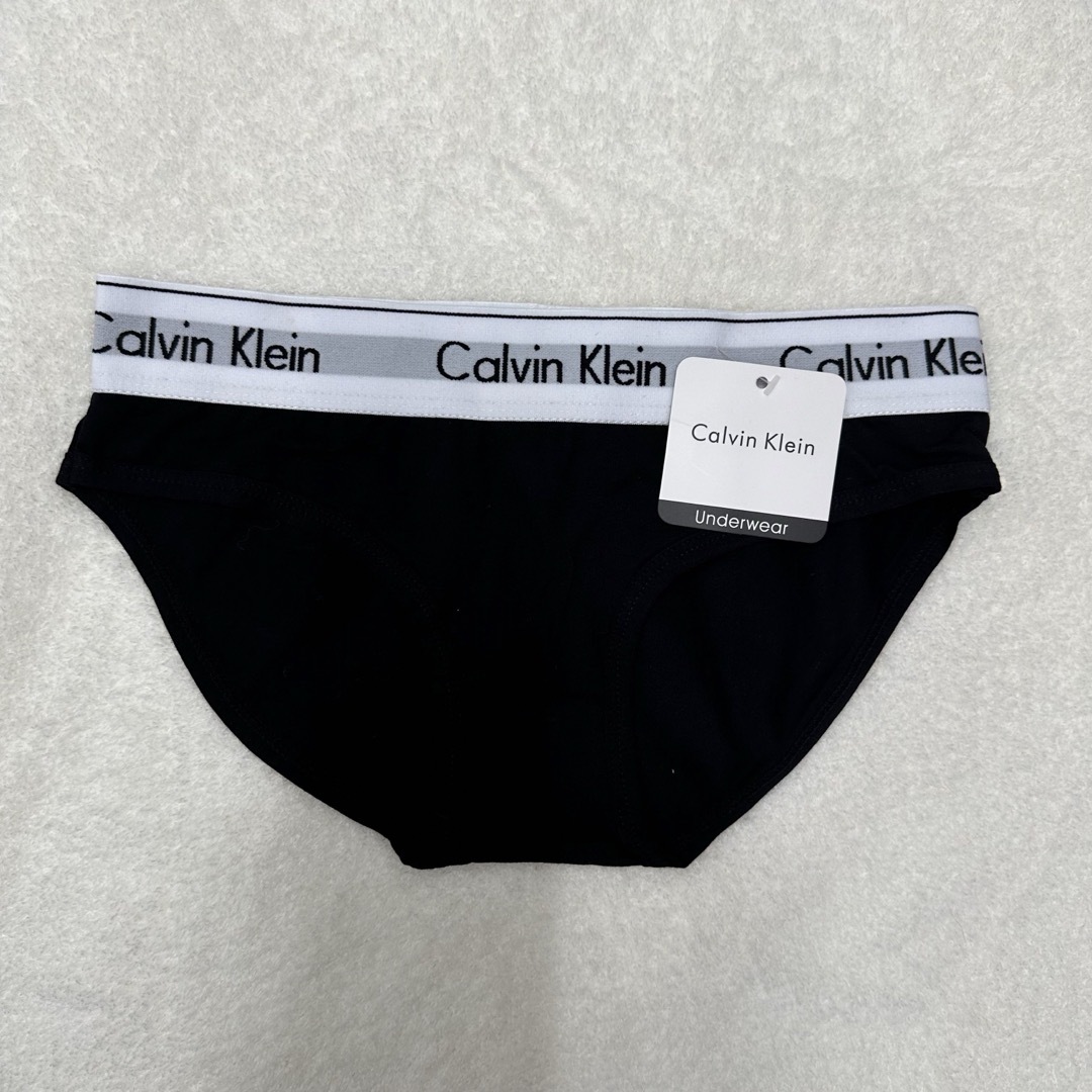 Calvin Klein(カルバンクライン)の新品未使用　Sカルバンクライン　レディース　ブラ　ショーツセット レディースの下着/アンダーウェア(ブラ&ショーツセット)の商品写真
