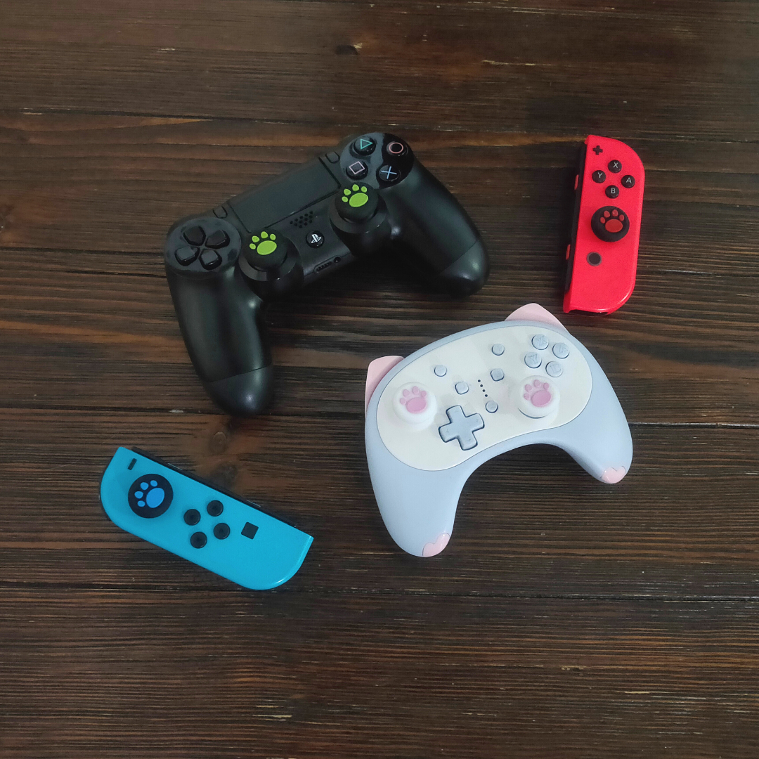 スティックカバー PS5・PS4等 肉球 2個セット コントローラー 白青 エンタメ/ホビーのゲームソフト/ゲーム機本体(その他)の商品写真