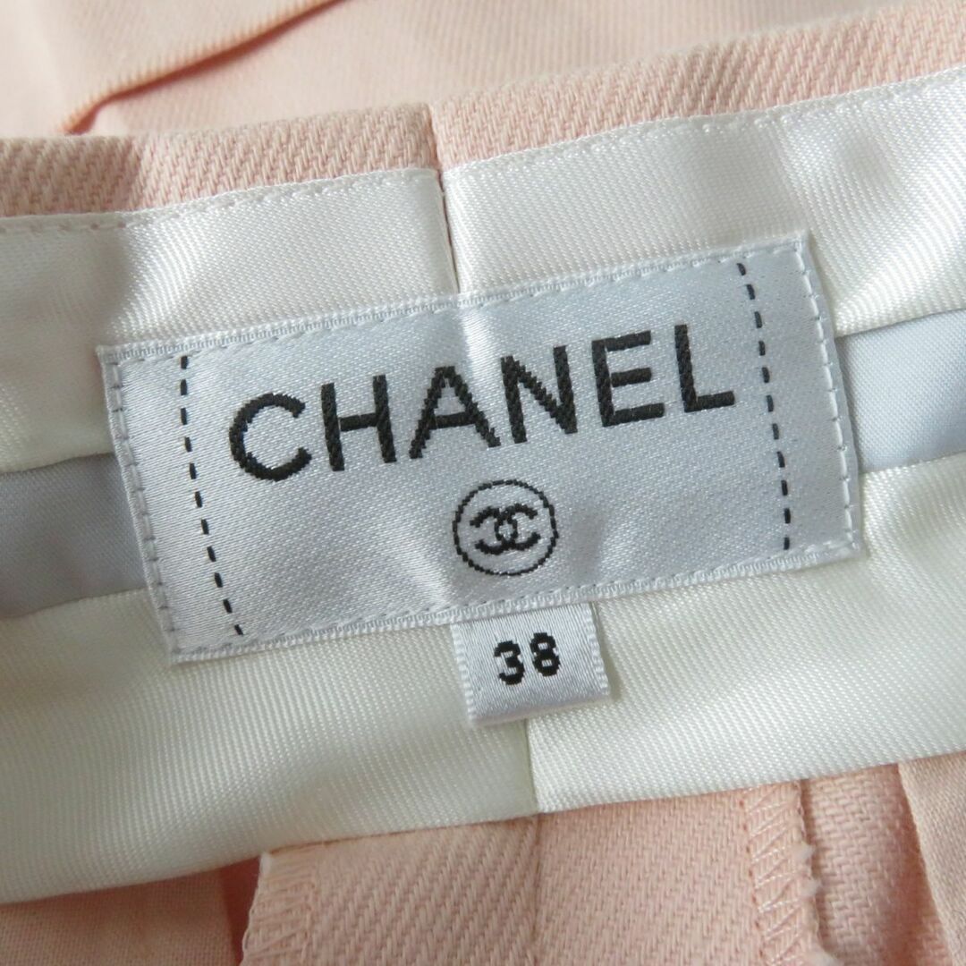 CHANEL(シャネル)の極美品☆正規品 CHANEL シャネル P55496 ココマークボタン付き コットン100％ ショートパンツ/ボトムス ピンク 38 レディース フランス製 レディースのパンツ(ショートパンツ)の商品写真