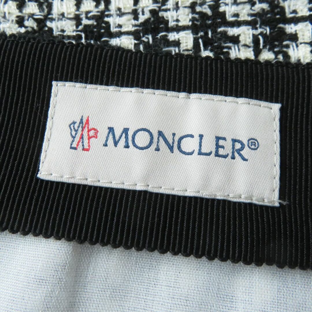 MONCLER(モンクレール)の未使用品☆正規品 MONCLER モンクレール 2022年 ロゴ入り フロントZIP ツイード 台形 スカート ブラック×アイボリー 42 タグ付き レディースのスカート(ミニスカート)の商品写真