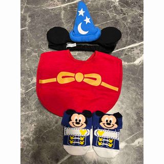 ディズニー(Disney)の東京ディズニーリゾート　ベビー　ミッキースタイ&ヘアバンド　靴下セット(ベビースタイ/よだれかけ)