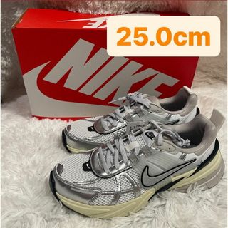 ナイキ(NIKE)のずっと真夜中でいいのに。ACAね着用 NIKE V2K RUN 25cm(スニーカー)