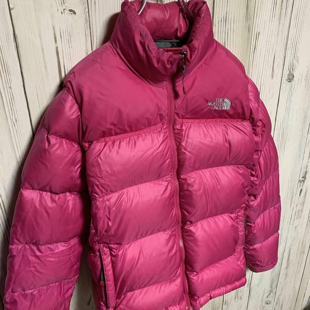THE NORTH FACE - ノースフェイス ヌプシ 700FIL 刺繍 ピンク THE NORTH FACE - ノースフェイス ヌプシ 700FIL 刺繍 ピンク