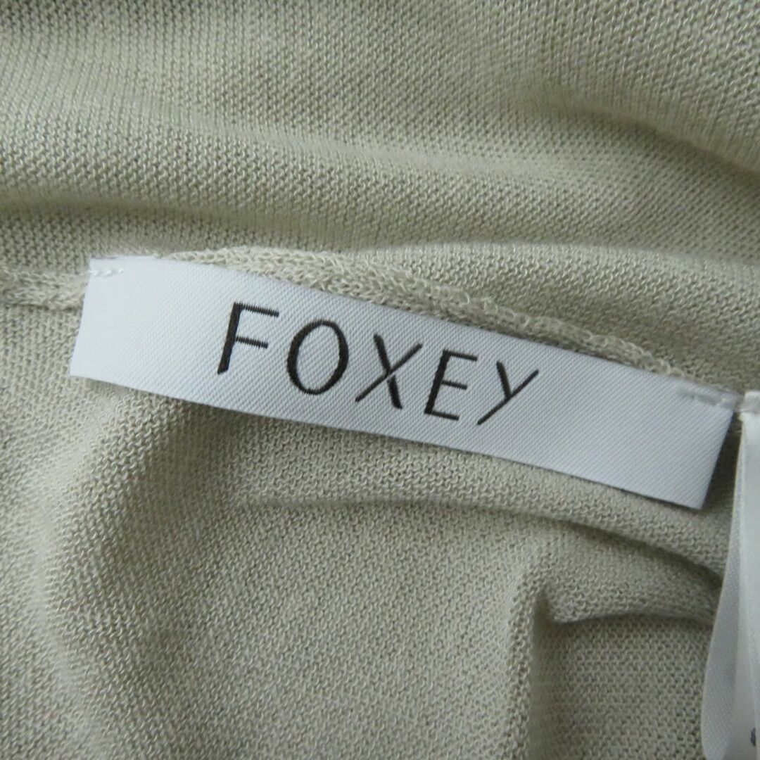 FOXEY(フォクシー)の美品★正規品 FOXEY フォクシー 38701 ロゴシェルボタン付き Vネック シルク混 長袖 ロングカーディガン レディース ベージュ 日本製 レディースのトップス(カーディガン)の商品写真