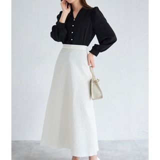 トッコクローゼット(TOCCO closet)の【新品】トッコ クローゼット フラワーエンボスＡラインロングスカート 白(ロングスカート)