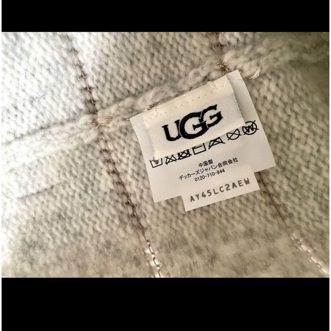 UGG(アグ)のUGG タグ付きニット帽　ライトグレー レディースの帽子(ニット帽/ビーニー)の商品写真