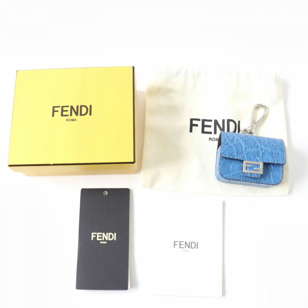 FENDI(フェンディ)の極美品☆定価118800円 フェンディ 22年 バゲットチャーム カイマンレザー AirPods Pro case/イヤホンケース ライトブルー 伊製 箱・保袋付 レディースのファッション小物(その他)の商品写真