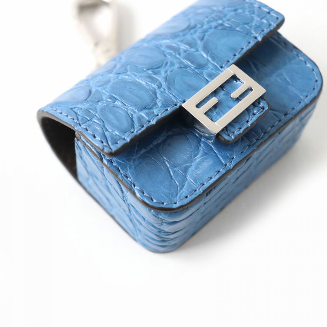 FENDI(フェンディ)の極美品☆定価118800円 フェンディ 22年 バゲットチャーム カイマンレザー AirPods Pro case/イヤホンケース ライトブルー 伊製 箱・保袋付 レディースのファッション小物(その他)の商品写真