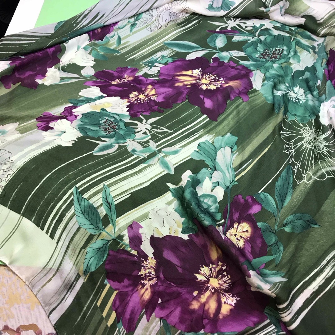 HANAE MORI(ハナエモリ)の森英恵……シルクスカーフ……新品未使用 レディースのファッション小物(バンダナ/スカーフ)の商品写真