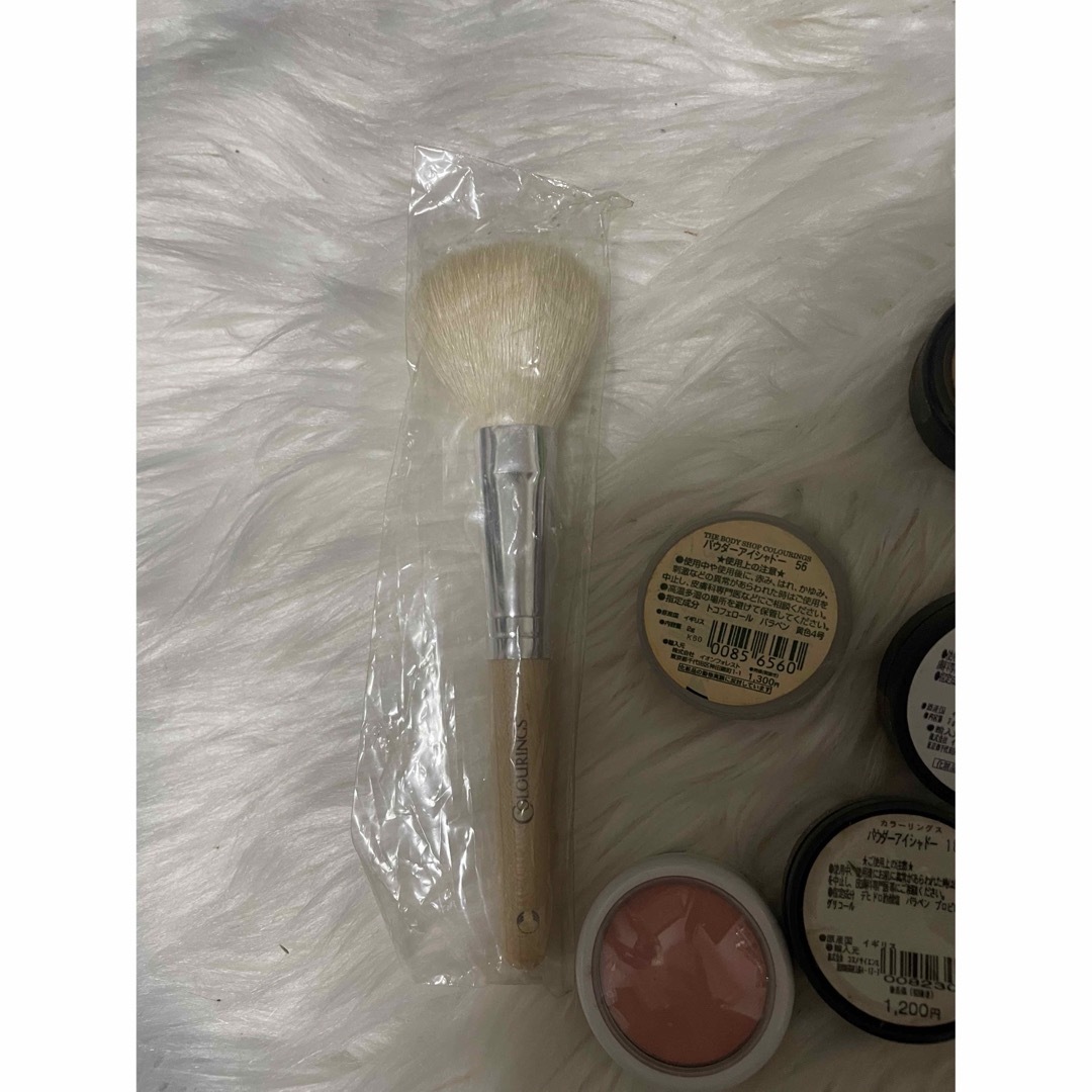 THE BODY SHOP(ザボディショップ)の未使用　パウダーアイシャドー　THE BODY SHOP 26個 31000円分 コスメ/美容のベースメイク/化粧品(アイシャドウ)の商品写真