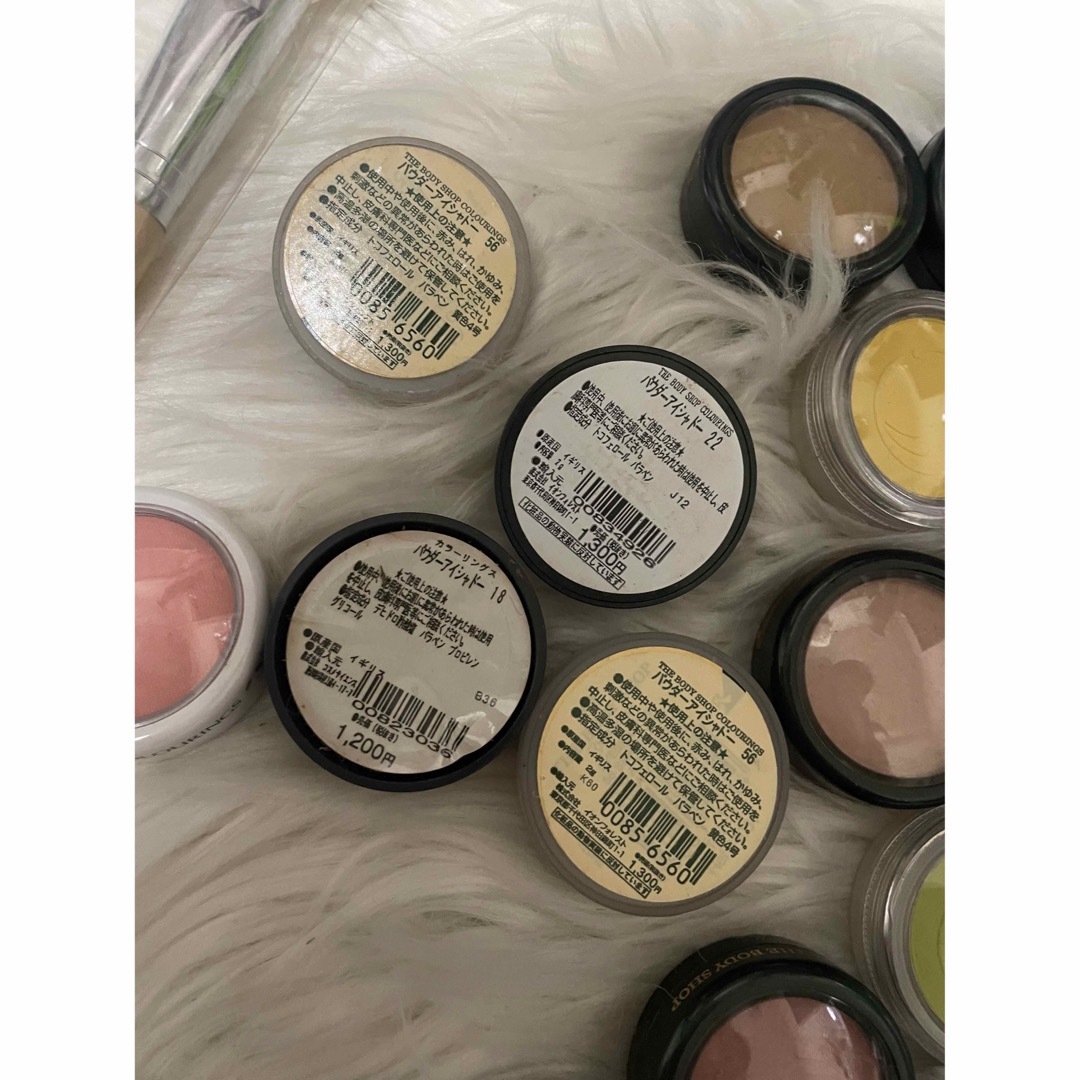 THE BODY SHOP(ザボディショップ)の未使用　パウダーアイシャドー　THE BODY SHOP 26個 31000円分 コスメ/美容のベースメイク/化粧品(アイシャドウ)の商品写真