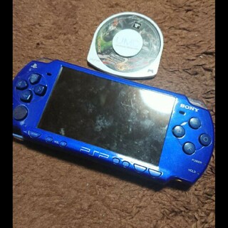 プレイステーションポータブル(PlayStation Portable)のPSポータブル PSP2000 メタリックブルー 『ジャンク品』ソフト1点付き(家庭用ゲーム機本体)