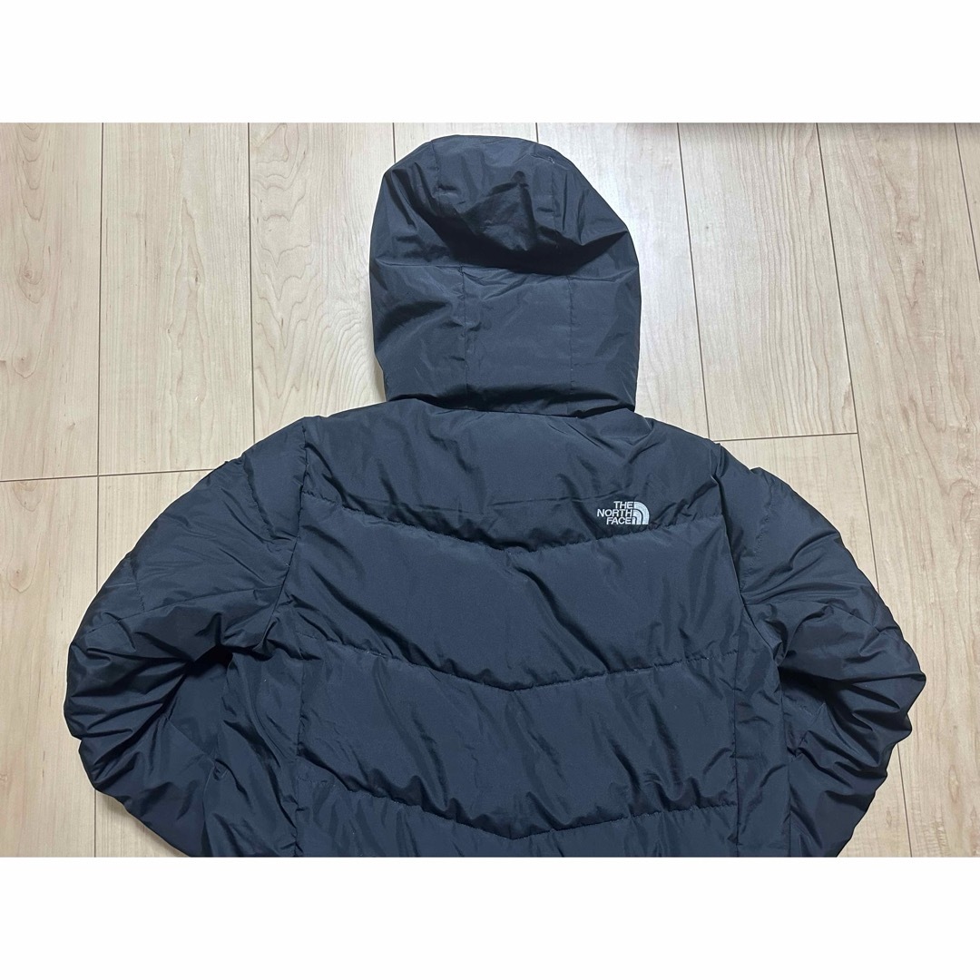 THE NORTH FACE(ザノースフェイス)の中古　ノースフェイス　キッズ　ダウンコート　 BLACK 150サイズ キッズ/ベビー/マタニティのキッズ服女の子用(90cm~)(ジャケット/上着)の商品写真