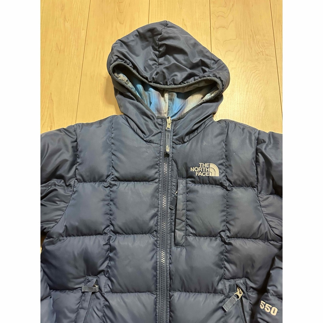 THE NORTH FACE(ザノースフェイス)の中古　訳アリ！格安！リバーシブル　ダウンジャケット　ネイビー550フィル　140 キッズ/ベビー/マタニティのキッズ服男の子用(90cm~)(ジャケット/上着)の商品写真