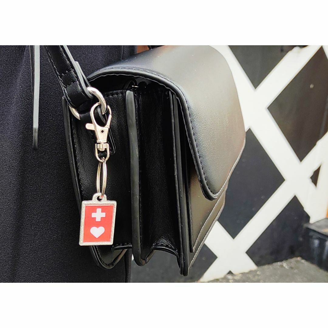 ヘルプマーク キーホルダー　（錫×シルバー合金） ハンドメイドのファッション小物(バッグチャーム)の商品写真