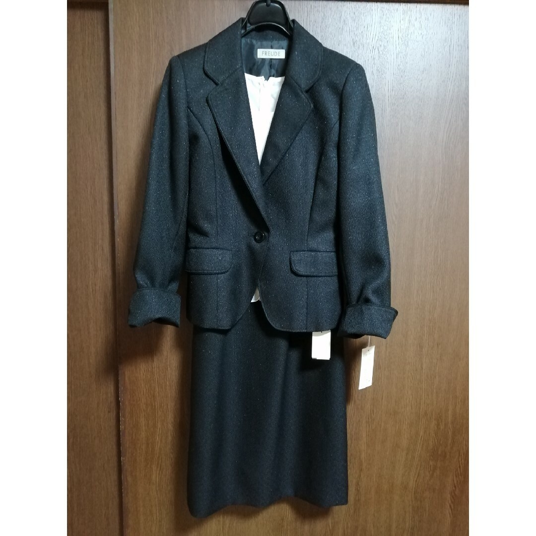 新品タグつき　フォーマル スーツ ジャケット ワンピーススーツ 黒 セレモニー レディースのフォーマル/ドレス(スーツ)の商品写真