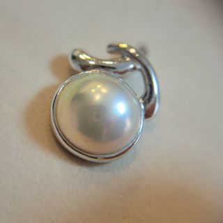 タサキ(TASAKI)の【極上美品】TASAKI　ホワイトマベパールトップ　【刻印あり。】(ネックレス)