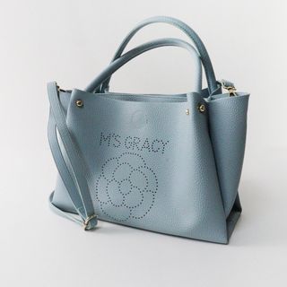 エムズグレイシー(M'S GRACY)のエムズグレイシー M'S GRACY Punching Bag カメリア ロゴ パンチング 2WAYバッグ /サックス フェイクレザー フラワー【2400013730860】(ショルダーバッグ)