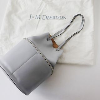 ジェイアンドエムデヴィッドソン(J&M DAVIDSON)のJ&Mデヴィッドソン J&M Davidson MINI DAISY WITH STUDS/ライトグレー ミニデイジーウィズスタッズ レザー ハンドバッグ【2400013750882】(ハンドバッグ)