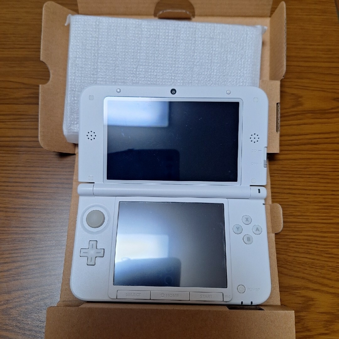 ニンテンドー3DS(ニンテンドー3DS)の3DS LL　ピンク×ホワイト　とびだせ　どうぶつの森 エンタメ/ホビーのゲームソフト/ゲーム機本体(携帯用ゲーム機本体)の商品写真